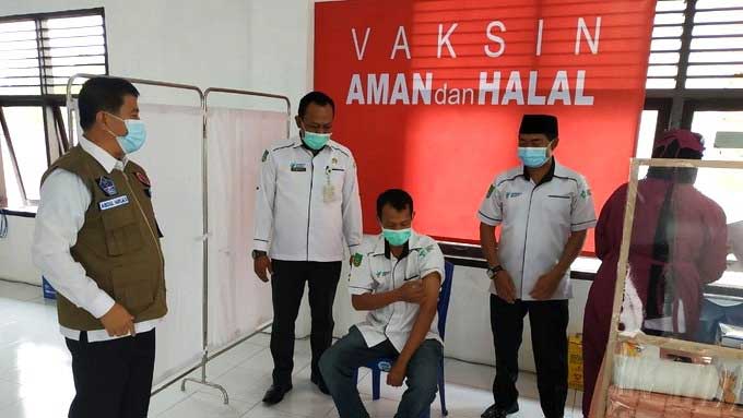 Sekda Rohul H Abdul Haris SSos (kiri) didampingi Kadiskes Rohul dr Bambang Triono meninjau vaksinasi Covid-19 di Puskesmas Ujung Batu, baru baru ini.
