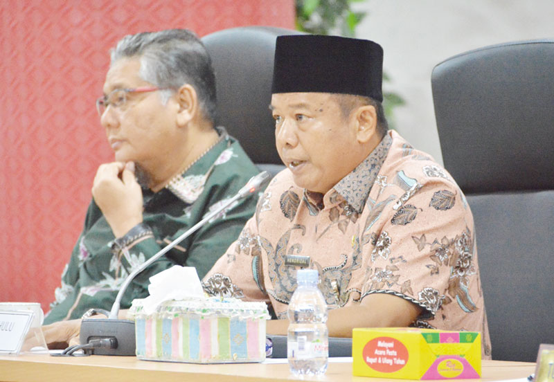 Sekretaris Daerah (Sekda) Kabupaten Inhu Ir H Hendrizal MSi saat menyampaikan dukungan dan saran untuk rencana pembangunan jalan alternatif untuk angkutan batubara pada rapat bersama di DPRD Riau, baru-baru ini.