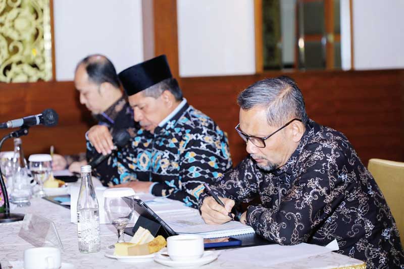 Direktur PT BSP Iskandar (kiri)duduk bersama pemegang saham tertinggi yang juga Bupati Siak Alfedri (tengah)dan komisaris Hendrisan dalam rapat umum pemegang saham tahunan PT BSP di Jakarta pada Senin (29/5/2023).