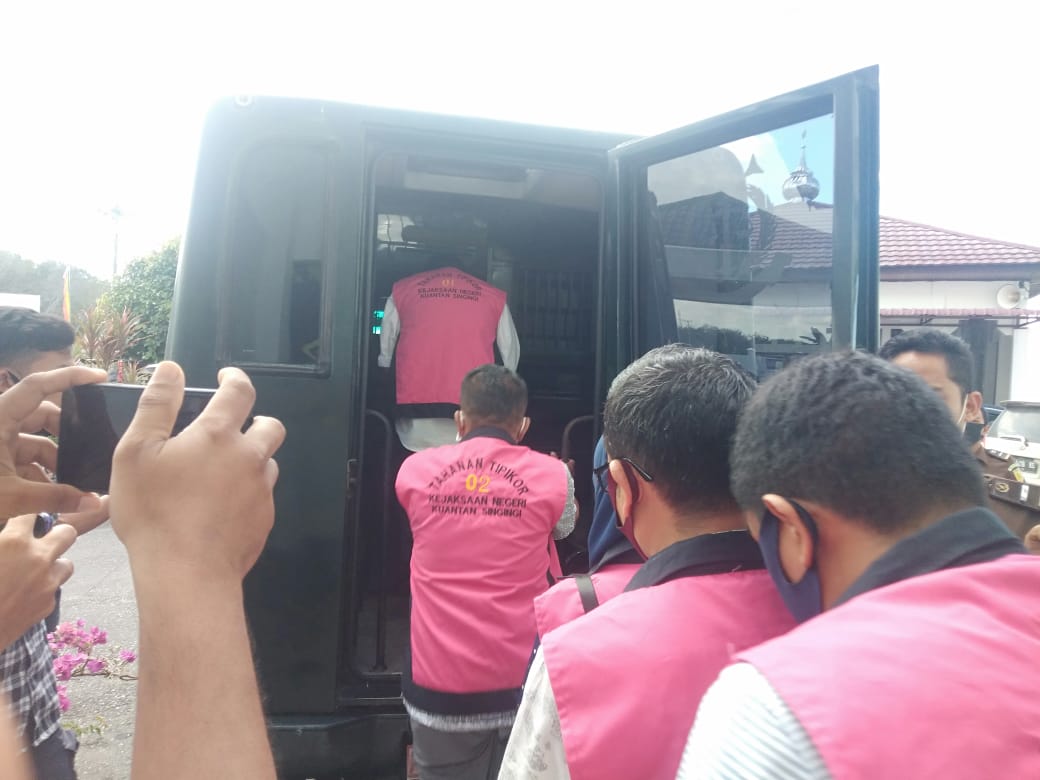 Lima tersangka korupsi kegiatan di Sekretariat Daerah Kuasing tahun 2017, menaiki mobil tahanan yang disaksikan oleh Kejari Kuansing, Hadiman SH MH, Senin (20/7/2020). (DESRIANDRI CHANDRA/RIAUPOS.CO)
