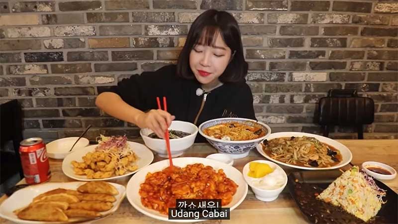 YouTuber mukbang, Tzuyang.