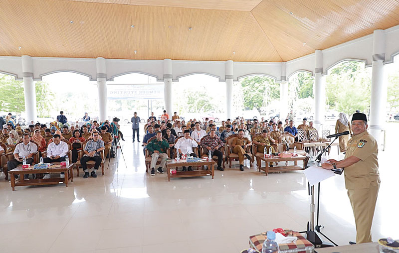 Bupati Siak Alfedri memberikan penjelasan terkait upaya percepatan penurunan tengkes di Kabupaten Siak dalam rembuk yang digelar di Balairung Datuk Empat Suku Kompleks Abdi Praja Kota Siak pada Selasa (18/7/2023).