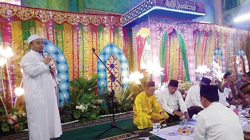 SAMPAIKAN sambutan: Imam Masjid Asy-Syuhada Damai Langgeng H Amin Yono (berdiri) menyampaikan kata sambutan pada pembukaan MTQ ke-52 Kecamatan Tampan, Selasa (3/3/2020). (HENNY ELYATI/Riau pos)