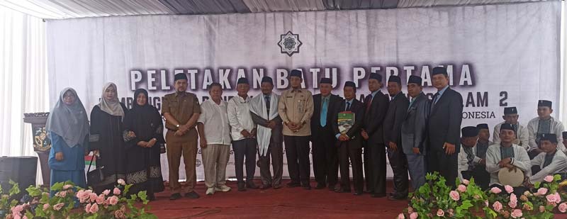 Pengurus dan Pengasuh Pondok Pesantren MawariÂ­dussalam 2 foto bersama Gubernur Riau H Edy Afrizal Natar Nasution yang diwakili Kepala Bagian Bina Mental  Biro Kesra Setdaporv Riau Sofwan Muhajir (tengah) di Desa Pangkalan Baru, Kecamatan Siak Hulu,  Kamp