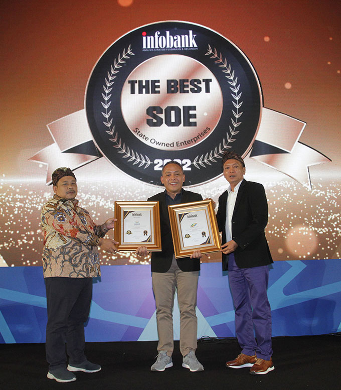 CEO PTPN V Jatmiko Santosa saat menerima piagam penghargaan The Best State Owned Enterprise (SOE) 2022 buat PTPN V yang diserahkan Wakil Ketua Komisi XI DPR RI Fathan Subchi dan Chairman Infobank Joko Suyanto dalam kegiatan Islamic Finance Summit and The