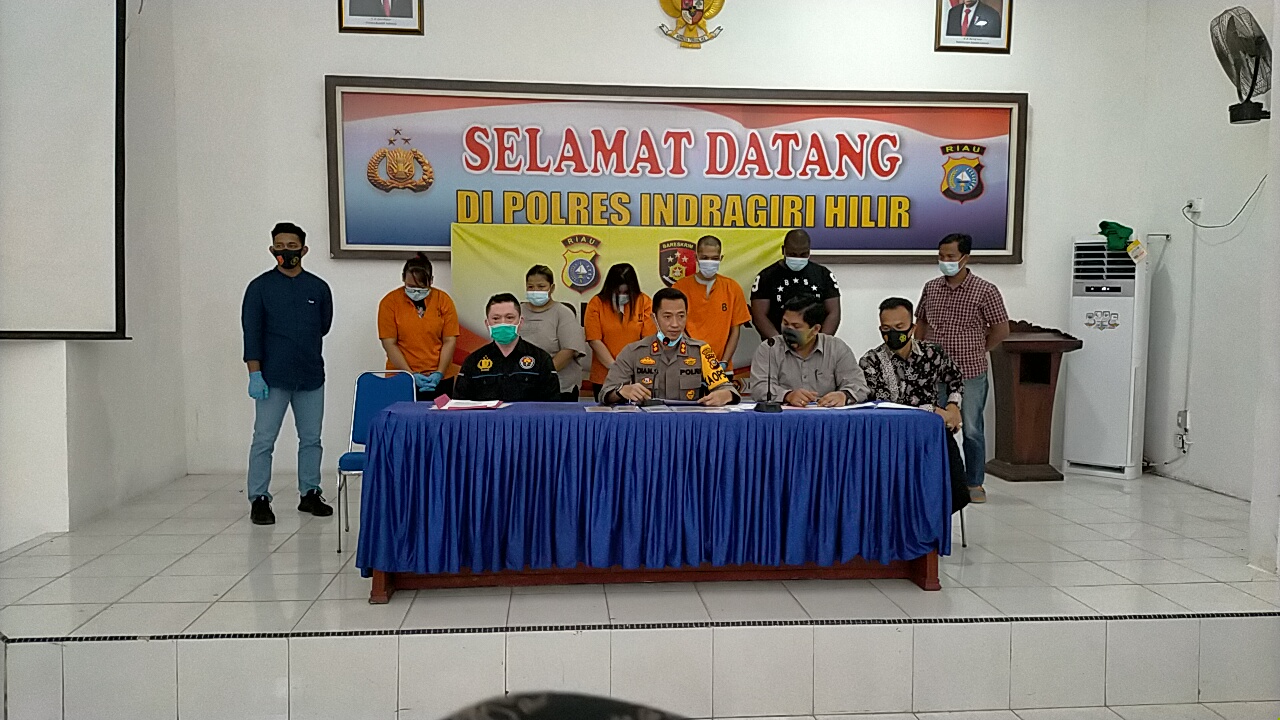 Kapolres Inhil Dian Setyawan beserta jajaran saat memberikan keterangan pers di Mapolres Inhil, Jumat (27/11/2020).(INDRA EFFENDI/RIAUPOS.CO)