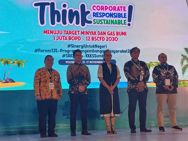 Kepala Perwakilan SKK Migas Sumbagut, Riki Rahmat Firdaus (dua dari kanan) foto bersama dengan Ketua Forum CSR nasional Gusti Kanjeng Ratu Mangkubumi (tengah) didampingi jajarannya. Foto bersama dilaksanakan pada pembukaan Forum Tanggung Jawab Sosial yang
