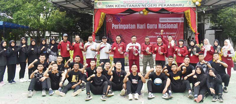 Kepala SMK Kehutanan Negeri Pekanbaru Mukhamad Ari Hidayanto SHut foto bersama dengan guru dan siswa usai pembukaan, Jumat (1/12/2023).