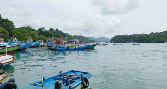Kapal nelayan sedang di Pantai Pondok Dadap yang ada di Dusun Sendang Biru, Desa Tambak Rejo, Kecamatan Sumber Manjing Wetan Kabupaten Malang, Jawa Timur.