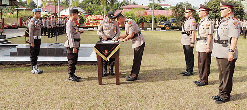Kapolres AKBP Ronald Sumaja memimpin serah terima jabatan (sertijab) Kapolsek Kamparkiri dan Kapolsek XIII Koto Kampar di lapangan apel Mapolres Kampar, Rabu (27/12/2023) pagi.