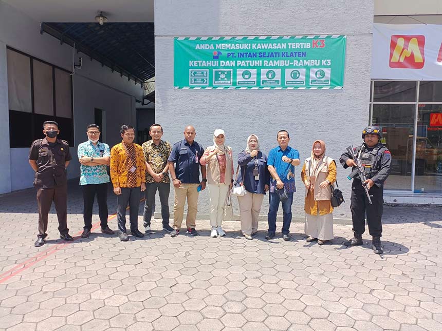 Komisioner Bawaslu Riau, Amiruddin Sijaya, foto bersama pimpinan PT Intan Sejati Klaten selaku pihak percetakan surat suara Pemilu 2024, Sabtu (9/12/2023).
