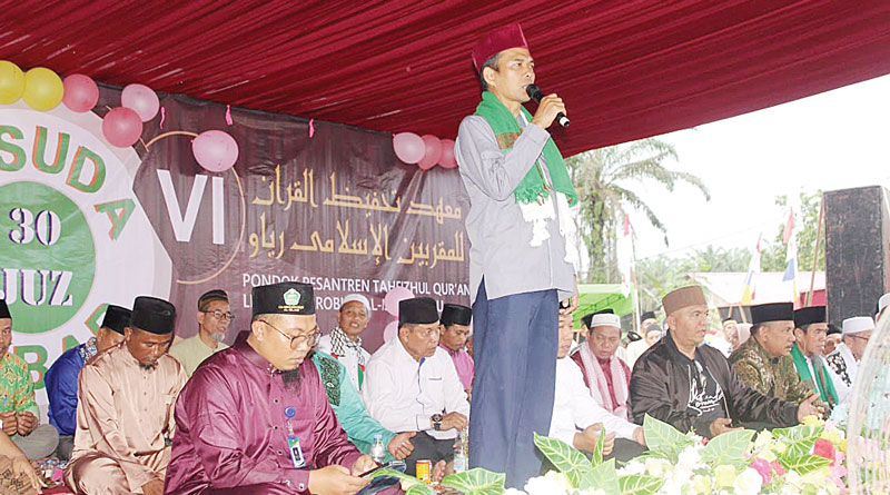 Ustaz Abdul Somad (UAS) memberikan tausiah dalam Milad XII Ponpes Tahfizh Qurâ€™an Lil-Muqorrobien Al-Islami Riau yang berada di Kerinci Kanan, Kabupaten Siak, Rabu (6/12/2023).