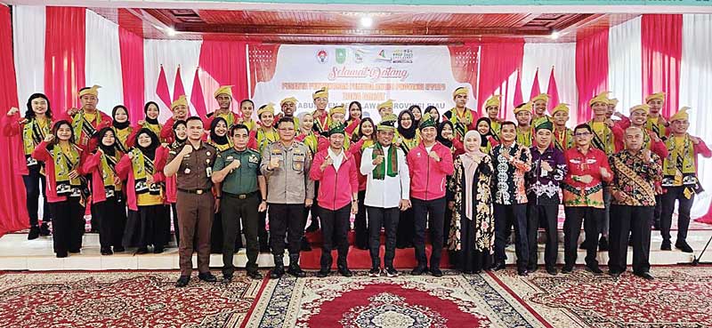 Kadispora Riau H Boby Rachmat SSTP MSi AIFO-P, perwakilan Kemenpora Mustadin, Bupati Pelalawan H Zukri Misran, dan forkopimda foto bersama peserta PPAP Wilayah Barat di rumah dinas Bupati Pelalawan, Kamis (6/7/2023).