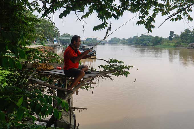 Seorang warga memancing udang galah di Sungai Siak, Pekanbaru, Selasa (7/6/2022). Komunitas memancing menyebutkan populasi udang galah di Sungai Siak yang sebelumnya sangat sedikit kini mulai meningkat sejak 2020.