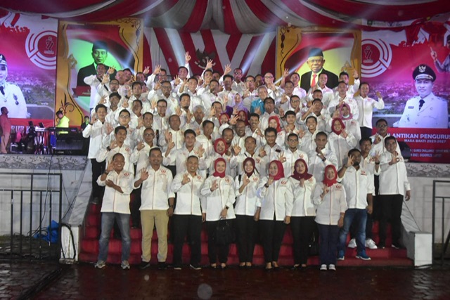 Pengurus KONI Bengkalis foto bersama dengan Bupati Bengkalis Kasmarni, di Lapangan Tugu Bengkalis, Selasa (28/2/2023) malam.