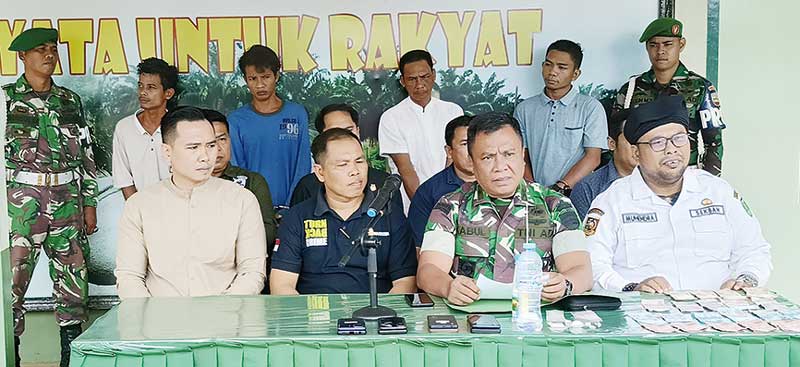 Kasdim 0302/Inhu Mayor Inf Kabul didampingi Kasat Narkoba Polres Inhu Iptu Adam Efendi SE MH (dua kiri) dan perwakilan dari Pemkab Inhu, Kejari Inhu dan undangan lainnya pada konferensi  pers soal pengamanan tersangka narkoba di Makodim 0302/Inhu, Ahad (3