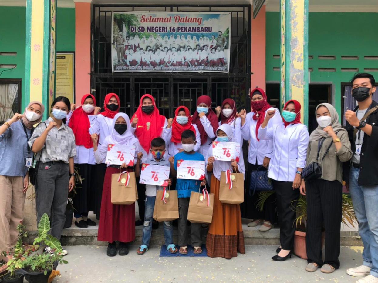 Penyerahan hadiah kepada pemenang lomba yang digelar Mahasiswa Kukerta Unri 2021, Kelurahan Tebing Tinggi Okura, Kecamatan Rumbai Timur, Kota Pekanbaru.