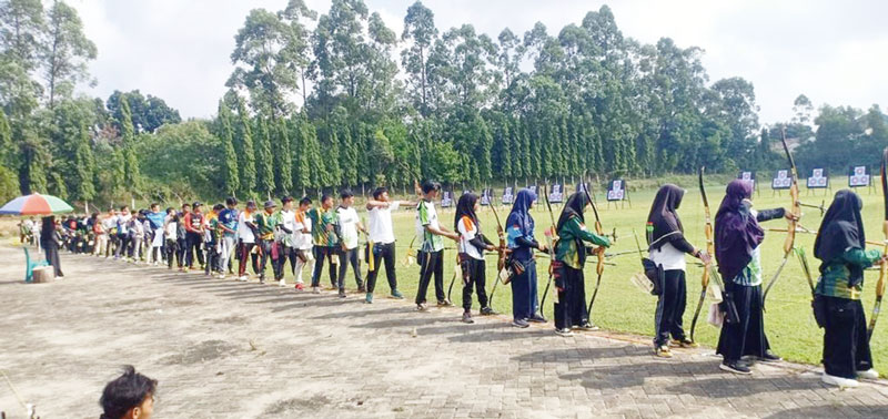 Atlet panahan pelajar Riau melakukan latihan di Lapangan Panahan UIR Marpoyan, baru-baru ini. Atlet panahan Riau saat ini mengikuti  TC berjalan menghadapi Popnas XVI 2023.