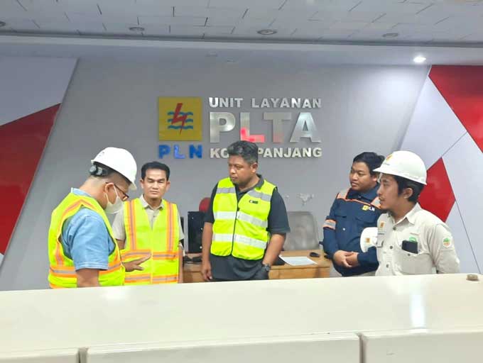 Manajemen PLN Nusantara Power UPDK Pekanbaru diskusi bersama di depan kantor ULPLTA Koto Panjang.