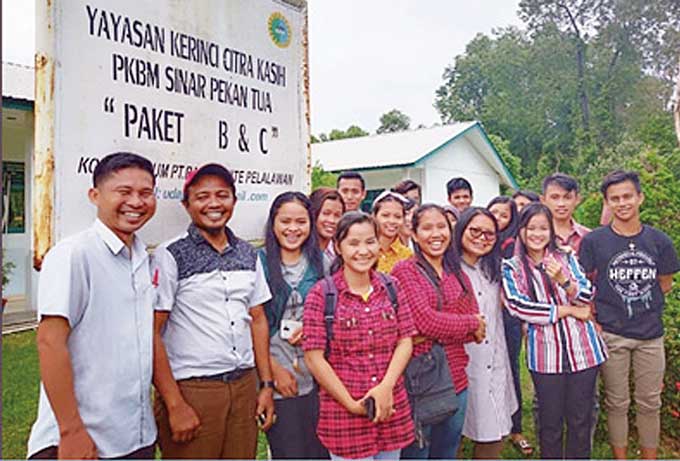 Peserta Program Kelompok Belajar Paket B dan Paket C  foto bersama di salah satu sekolah binaan RAPP di bawah Yayasan Kerinci Citara Kasih (YKCK) yaitu SD Global Andalan di Kabupaten Pelalawan, baru-baru ini.