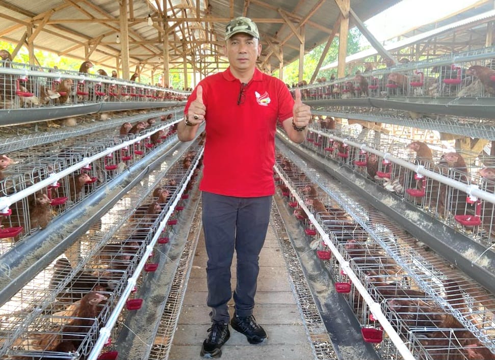 Bupati Kepulauan Meranti H Muhammad Adil ketika memantau kondisi peternakan kelompok Soma Langit di Desa Batang Malas, Kecamatan Tebing Tinggi Barat, akhir tahun lalu (19/12/2022).