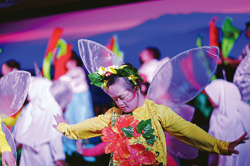 Penampilan drama musikal yang ditampilkan  siswa bertalenta khusus pada ajang kreasi sempena HUT Spesial Olympics Indonesia (SOINA) ke-34 di Ballroom Menara Dang Merdu Bank Riau Kepri Syariah, Pekanbaru, Sabtu (19/8/2023).