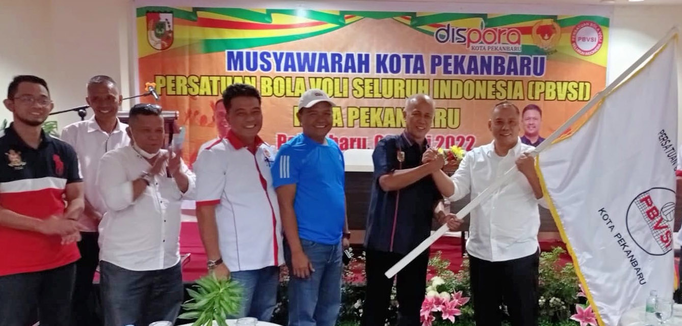 Penyerahan pataka PBVSI dari Agusman Sikumbang kepada Ketua PBVSI terpilih Haris Kampay (kanan) didampingi Ketua Komisi III DPRD Pekanbaru Aidil Amri (tiga kanan) serta pengurus KONI Pekanbaru lainnya, Jhon Romi Sinaga, Dispora Pekanbaru dan panitia pelak