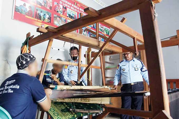 Narapidana WBP Kelas II Bengkalis, sedang melakukan proses  menenun Lejo di Balai Latihan Kerja Lapas Bengkalis, beberapa waktu lalu.