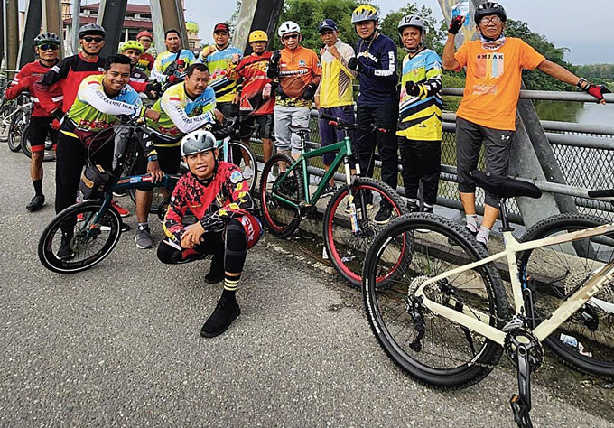 Komunitas Gowes Sepeda Ocu Kampar foto bersama di sela-sela gowes santai ke wilayah XIII Koto Kampar, beberapa waktu lalu.