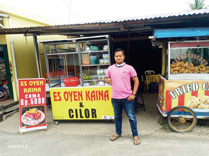 Wasit futsal Ferdi Seprianto banting setir jadi penjual es oyen.
