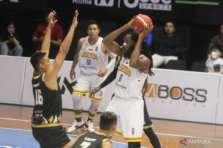 Pemain Tangerang Hawks (kanan) diadang pemain Dewa United dalam pertandingan lanjutan seri kedua Liga Basket Indonesia (IBL) musim 2023 dI Kota Malang, Jawa Timur, Jumat (3/2/2023).