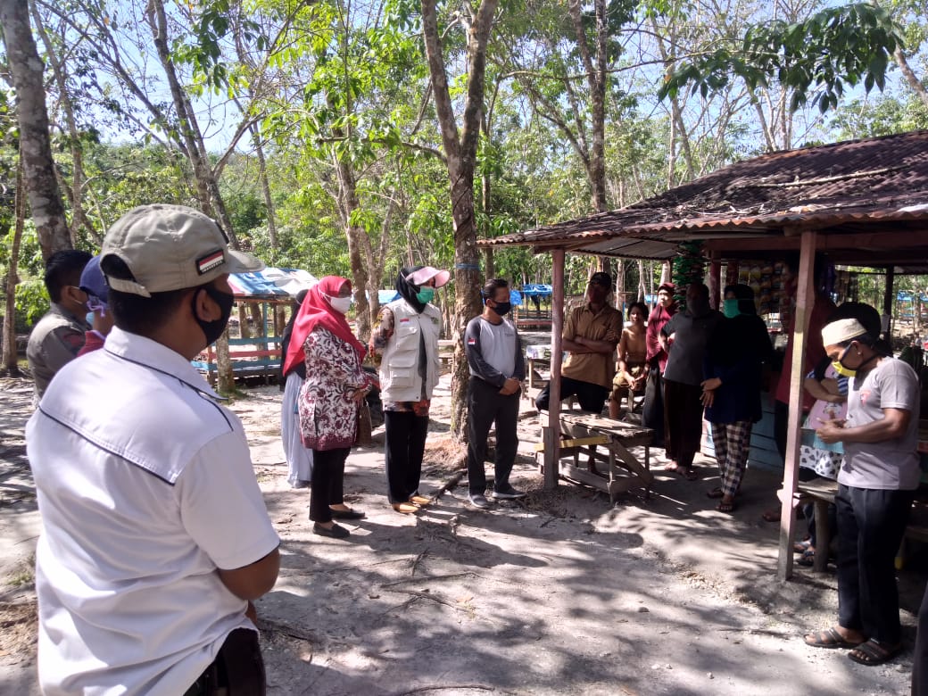 Tim Gugus Tugas penanganan Covid-19 bersama stakeholder terkait melakukan pengecekan di kawasan objek wisata Sungai Hijau, Salo, Kampar pascapasien positif corona di Riau diketahui sempat berkunjung ke lokasi ini beberapa kali.(DISPAR RIAU for RIAUPOS.CO)