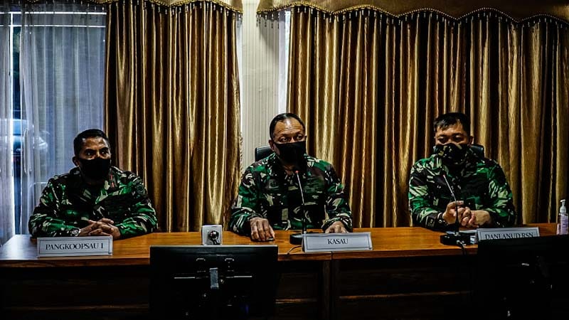 Kepala Staf Angkatan Udara Marsekal TNI Fadjar Prasetyo (tengah) di dampingi Danlanud Marsma TNI Ronny Irianto Moningka (kanan), Pangkoopsau 1 Marsekal Muda TNI Tri Bowo Budi, Sat Konferensi Pers di Lanud Roesmin Nurjaddin, terkait jatuhnya pesawat TNI AU
