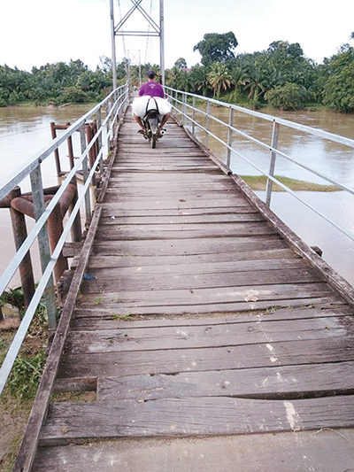 Kondisi jembatan gantung Desa Bandar Alai Kari, Kecamatan Kuantan Tengah,  rusak parah. Jembatan yang dibangun Kementerian Pembangunan Desa Tertinggal perlu perbaikan. Foto diambil Sabtu (22/2/2020) . (DESRIADI CANDRA FOR RIAUPOS.CO)
