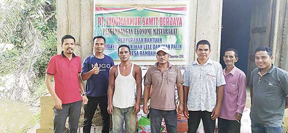 FOTO BERSAMA: Humas PT Indomakmur Sawit Berjaya (ISB) Wendy (kiri)  foto bersama dengan perwakilan kelompok Budidaya Peternakan Desa Rambah, Kecamatan Rambah Hilir, baru-baru ini. (HUMAS PT ISB)