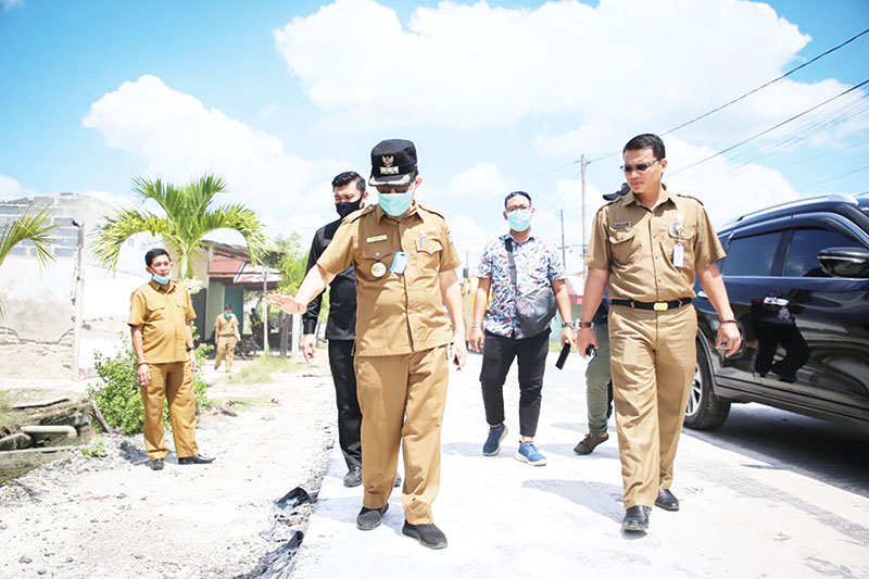 Wali Kota Dumai, Zulkifli As didampingi Kabid  Bina Marga PUPR Kota Dumai , Reza Pahlevi saat meninjau proyek pembangunan Jalan Sungai  Masang.