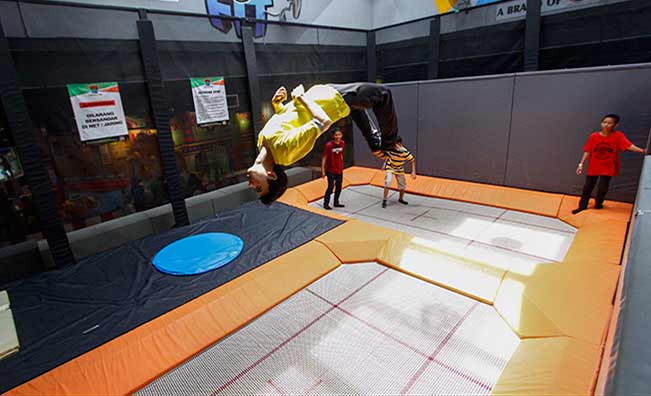 Melompat: Pengunjung menikmati bermain trampolin di salah satu tempat bermain trampolin yang ada di Mal SKA Pekanbaru, Sabtu (1/9/2018). Bermain trampolin salah satu pilihan menarik untuk mengisi akhir pekan karena selain menyenangkan juga menyehatkan. EV