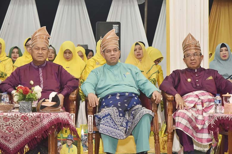 Humas Pemkab Inhil SAKSIKAN PEMBUKAAN MTQ: Bupati Inhil HM Wardan dan Wakil Bupati Inhil H Syamsuddin Uti mendampingi Penjabat Sekda Riau H Ahmad Syah Harrofie saat pembukaan MTQ Ke-49 Inhil, Sabtu (28/9/2019) malam.