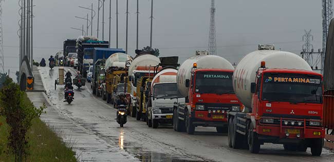 MACET: Antrean kendaraan terjadi di Jalan Siak II akibat adanya perbaikan jalan dan sistem buka tutup jalan, Sabtu (3/11/2018). Kemacetan ini berlangsung cukup lama hingga 30 menit. EVAN GUNANZAR/RIAU POS