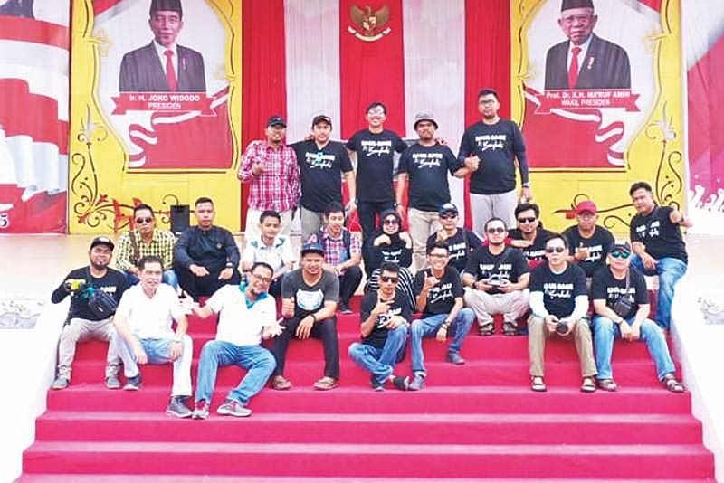 FOTO BERSAMA: Ketua beserta pengurus komunitas PDR foto bersama usai coaching clinic bersama pengguna drone di Lapangan Tugu Bengkalis, Sabtu (7/12/2019). (Erwan sani/riau pos)