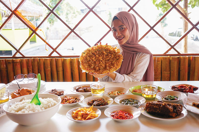 Host Makan Yuk Syahra Regina memperlihatkan menu telur barendo dan lainnya yang merupakan manakan khas Minangkabau di Rumah Makan Raso Situjuah di Jalan Tengku Zainal Abidin, Jumat (2/8/2019). (MHD AKHWAN/RIAUPOS)