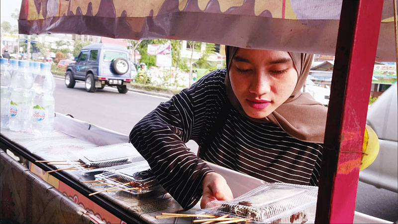 ICIP-ICIP: Host Makan Yuk Syahra Regina tengah memilih menu street food untuk diicip-icip di Jalan HR Soebrantas, Panam, beberapa hari lalu.(Siti azura/riau pos)