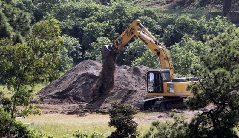 Alat berat digunakan untuk mengevakuasi puluhan mayat dari dalam sumur di Meksiko (AFP)