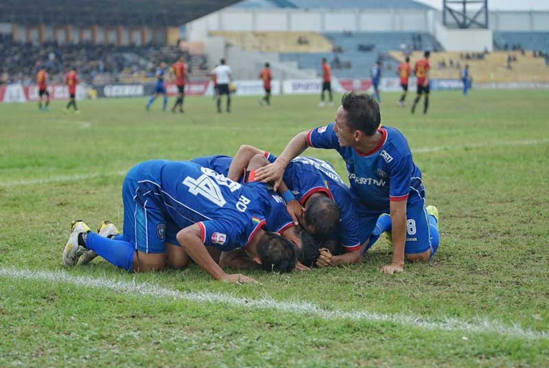 Pemain PSPS Riau sujud syukur setelah berhasil mencetak gol ke gawang Persibat Batang dalam laga pamungkas Liga 2 musim ini di Stadion Kaharuddin Nasution, Rumbai, Kamis (17/10/2019). PSPS berhasil menang dengan skor 3-1 sekaligus memastikan bertahan di L