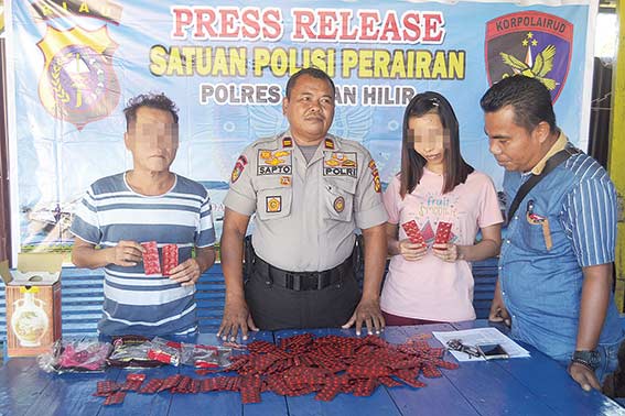 DIAMANKAN:  Kasat Pol Air Polres Rohil Iptu Sapto Hartoyo didampingi Kanit Gakkum Sat Polair Res Rohil Bripka Riswan Efendi mengamankan dua pelaku tindak pidana psikotropika, Selasa (12/2/2019) di Bagansiapiapi. (ZULFADLI/RIAU POS)