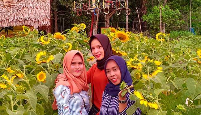 TAMAN BUNGA: Para pengunjung Taman Wisata Okura tampak menikmati keindahan bunga di taman tersembunyi ini. Aneka ragam bunga ada di kawasan ini dan bisa dijadikan destinasi wisata keluarga. siti azura/riau pos