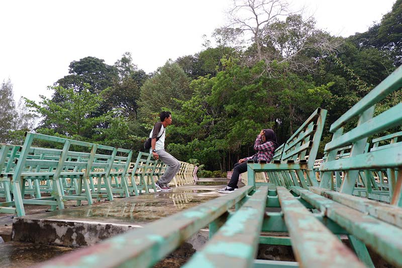 BERSANTAI: Menikmati suasana alam yang masih asri sambil bersantai di Danau Khayangan Lembah Sari, Kelurahan Limbungan, Kecamatan Rumbai Pesisir, Kota Pekanbaru, Sabtu (18/10/2019). *2/MIRSHAL/RIAU POS