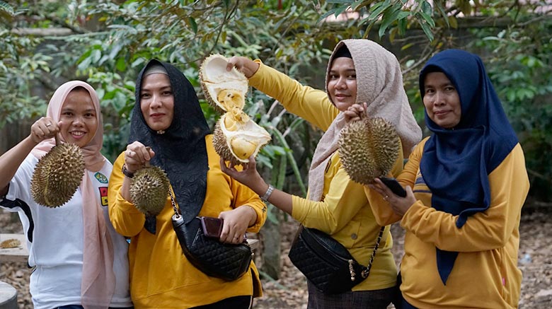 MAKAN DI KEBUN: Pengunjung menikmati durian montong yang jatuh di kebun durian milik Syahrilfuddin di Perumahan Taman Arengka Indah Arengka Ujung, Pekanbaru, Sabtu (22/6/2019). MHD AKHWAN/RIAUPOS