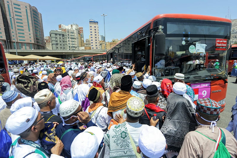 Jamaah haji Indionesia berebut naik bus salawat,  kemarin (16/8). (PPIH ARAB SAUDI)