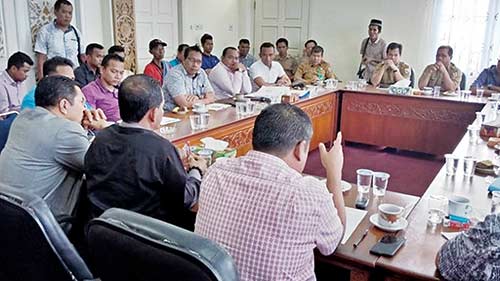 DENGAR PENDAPAT: Ketua dan anggota Komisi I DPRD Pelalawan bersama tim pengawas Disnaker Riau dan Disnaker Pelalawan saat menggelar dengar pendapat (hearing) kedua antara PT MAS dan 14 karyawan yang telah di PHK terkait pemberian hak pekerja, Senin (19/11